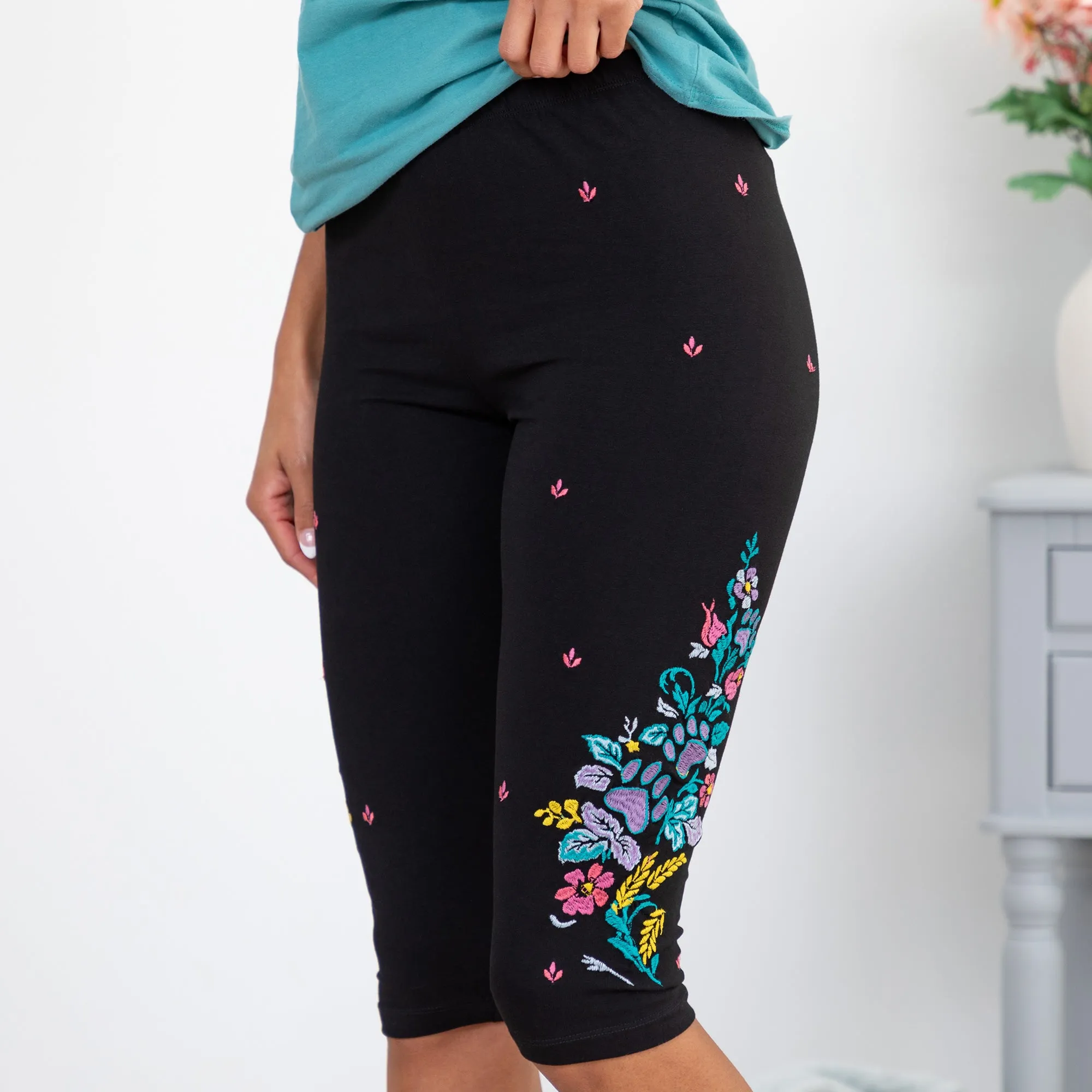 Embroidered Stretch Capris